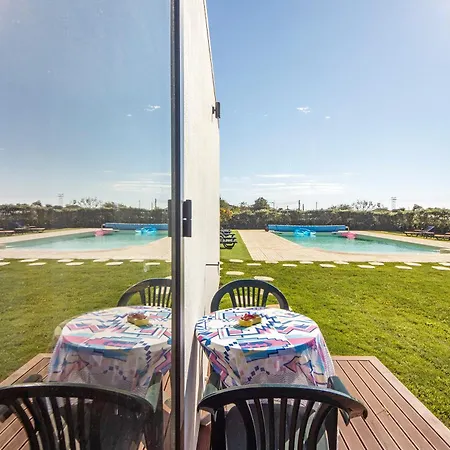 Thai Com Piscina Tatil parkı